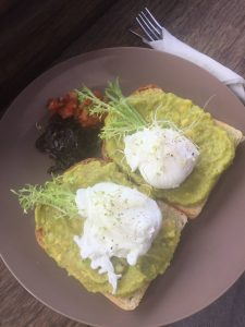 Toast mit Avocado und Burrata