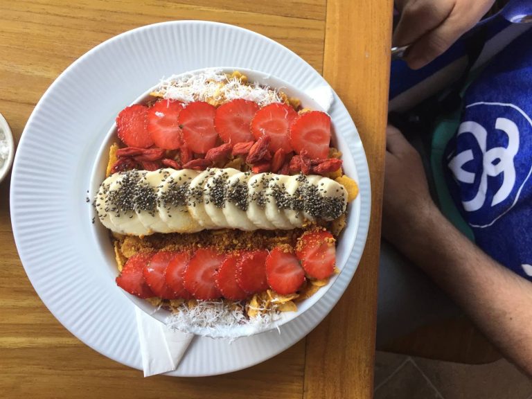 Bowl mit Erdbeeren, Banane und Chiasamen