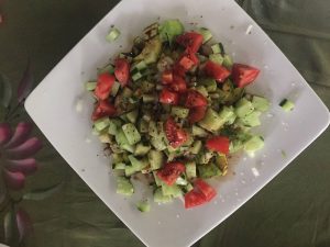 Gurken-Tomaten-Salat mit Kräutern