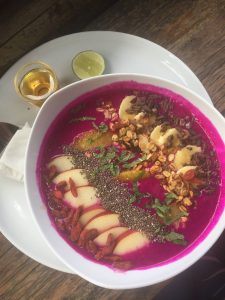 Pinke Bowl mit Früchten und Chiasamen