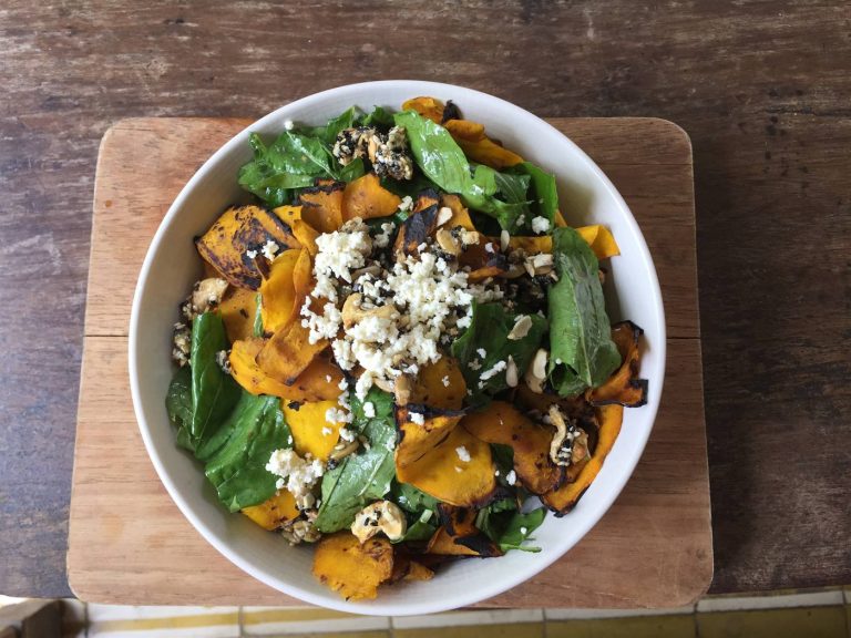 Bunte Salat-Bowl mit Nüssen und Mango