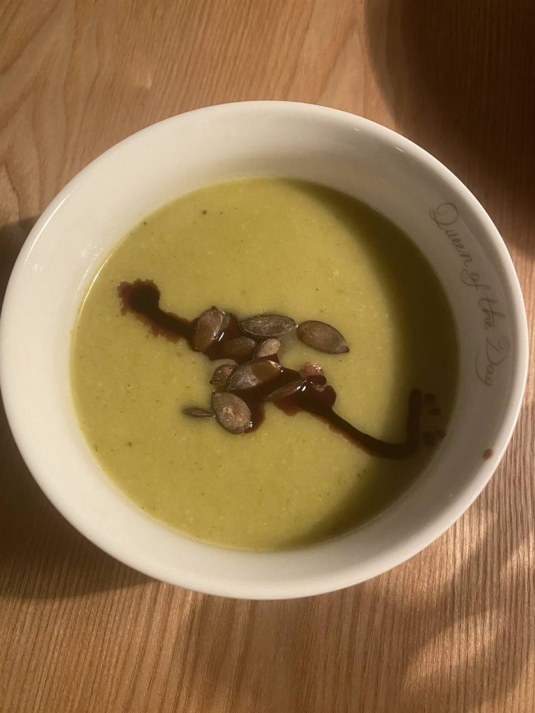 Grüne Gemüsesuppe mit gerösteten Kernen