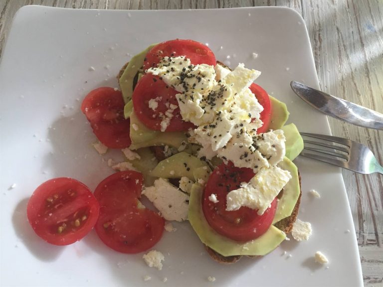 Brot mit Tomate, Feta und Avocado